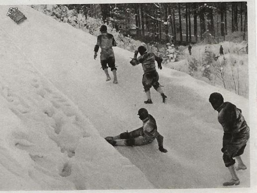 Bobfahrer schauen nach Sturz ihrem Schlitten hinterher.
