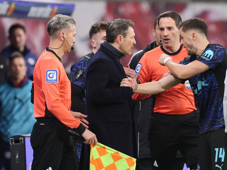 Benjamin Brand spricht beim Spiel zwischen Leipzig und Borussia Dortmund mit Christoph Baumgartner und Niko Kovac.