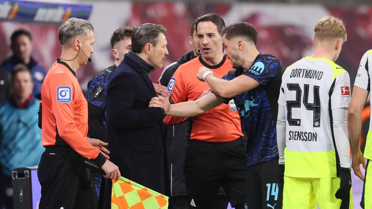 Benjamin Brand spricht beim Spiel zwischen Leipzig und Borussia Dortmund mit Christoph Baumgartner und Niko Kovac.