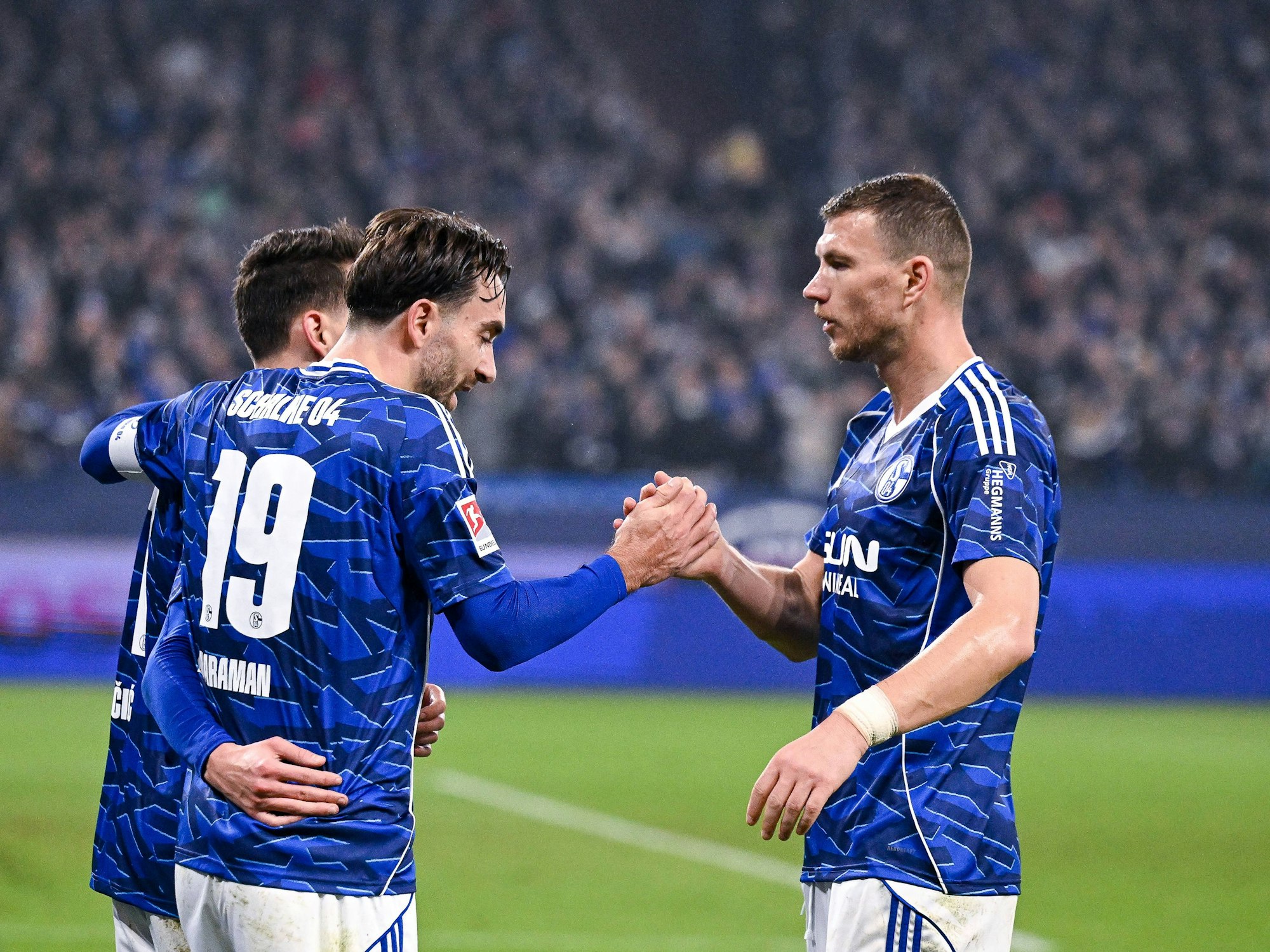 Kenan Karaman klatscht mit Edin Dzeko ab.