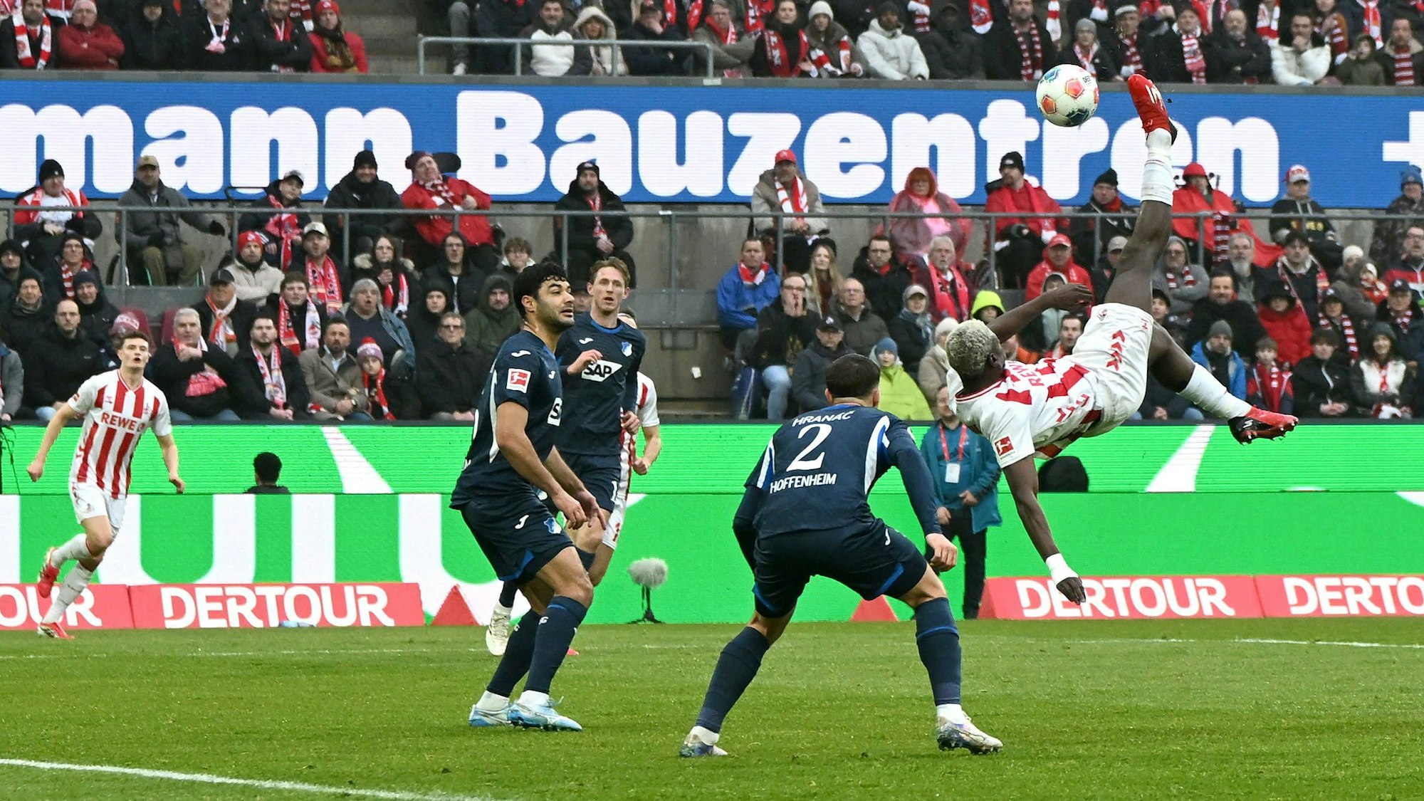 Ragnar Ache mit einem Fallrückzieher-Tor für den 1. FC Köln.