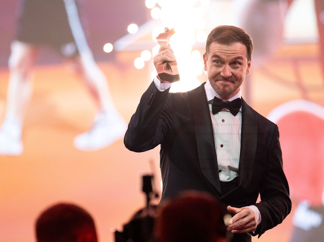 Timo Boll im Smoking mit dem Lifetime-Award bei der Wahl zum Sportler des Jahres 2025.