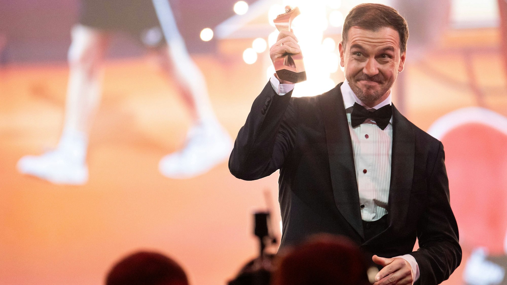 Timo Boll im Smoking mit dem Lifetime-Award bei der Wahl zum Sportler des Jahres 2025.