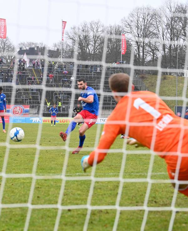 Elfmeter im Spiel Wuppertaler SV - 1. FC Köln U21: Luis Hauer pariert gegen Aldin Dervisevic.