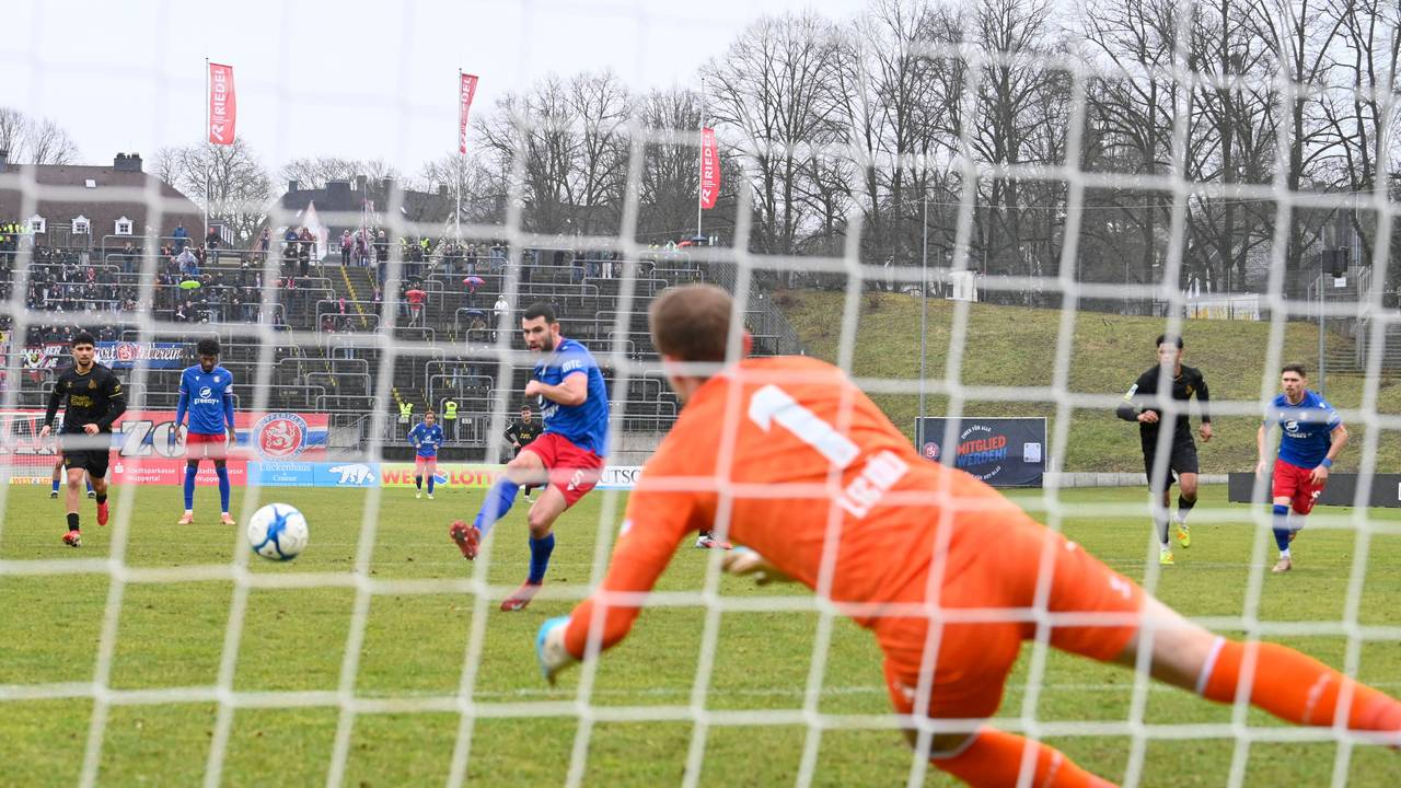 Elfmeter im Spiel Wuppertaler SV - 1. FC Köln U21: Luis Hauer pariert gegen Aldin Dervisevic.