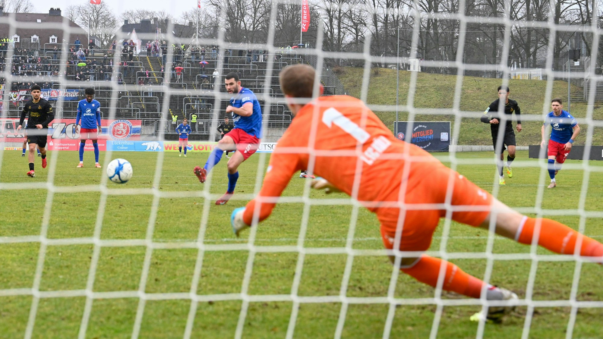 Elfmeter im Spiel Wuppertaler SV - 1. FC Köln U21: Luis Hauer pariert gegen Aldin Dervisevic.