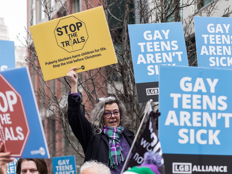 Demonstranten halten Protestplakate hoch