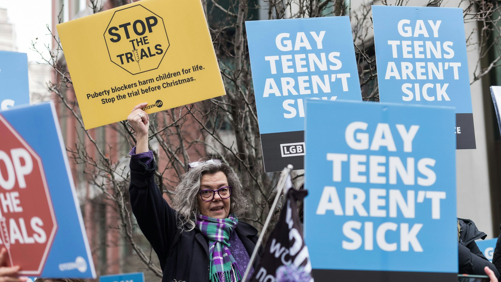 Demonstranten halten Protestplakate hoch