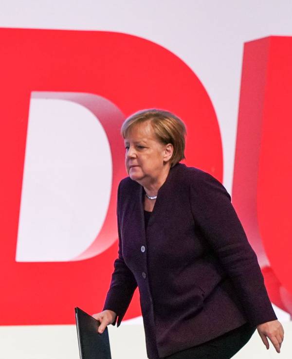 Ex-Bundeskanzlerin Angela Merkel (CDU) läuft an riesigen Buchstaben CDU vorbei.