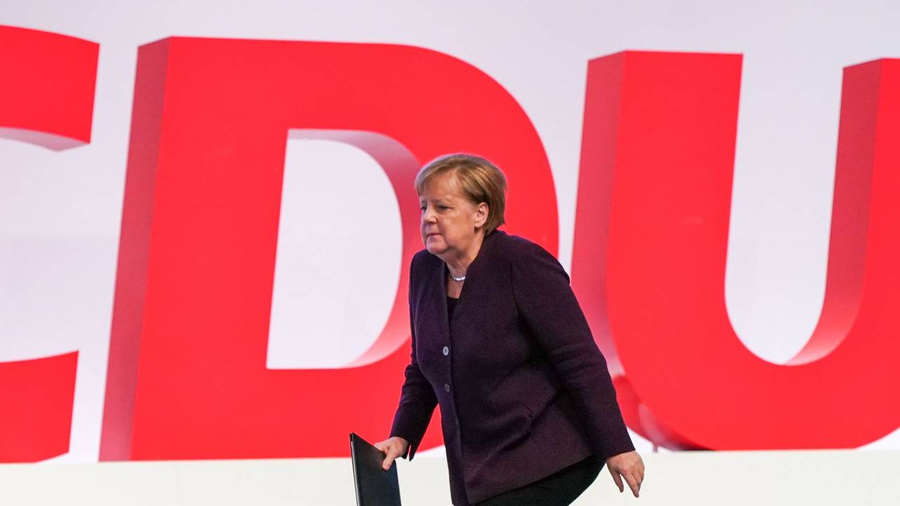 Ex-Bundeskanzlerin Angela Merkel (CDU) läuft an riesigen Buchstaben CDU vorbei.