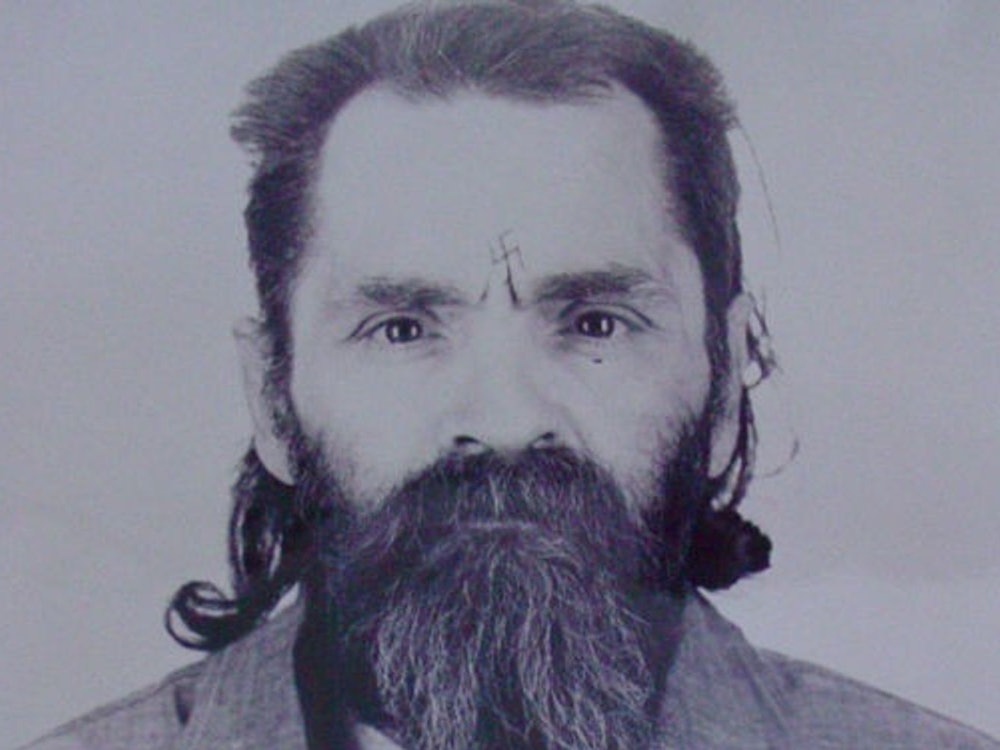 In Telefongesprächen aus dem Gefängnis erzählt Charles Manson von seiner Kindheit - und von einer Zeit in Mexiko, während der er „ein paar Leute“ am Strand erschossen habe. (Bild: 2024 Peacock Media Productions LLC. All rights reserved)