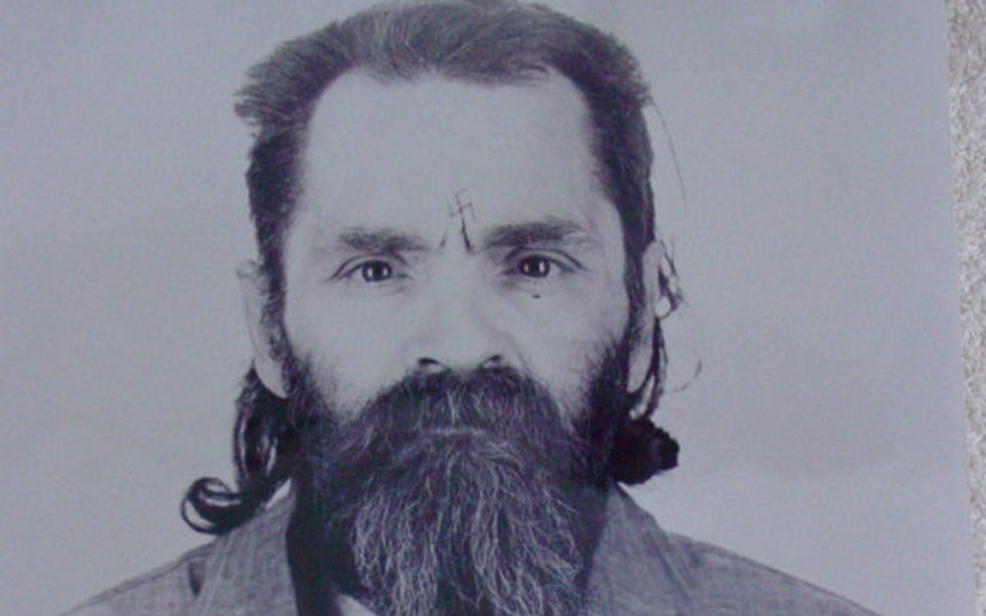 In Telefongesprächen aus dem Gefängnis erzählt Charles Manson von seiner Kindheit - und von einer Zeit in Mexiko, während der er „ein paar Leute“ am Strand erschossen habe. (Bild: 2024 Peacock Media Productions LLC. All rights reserved)