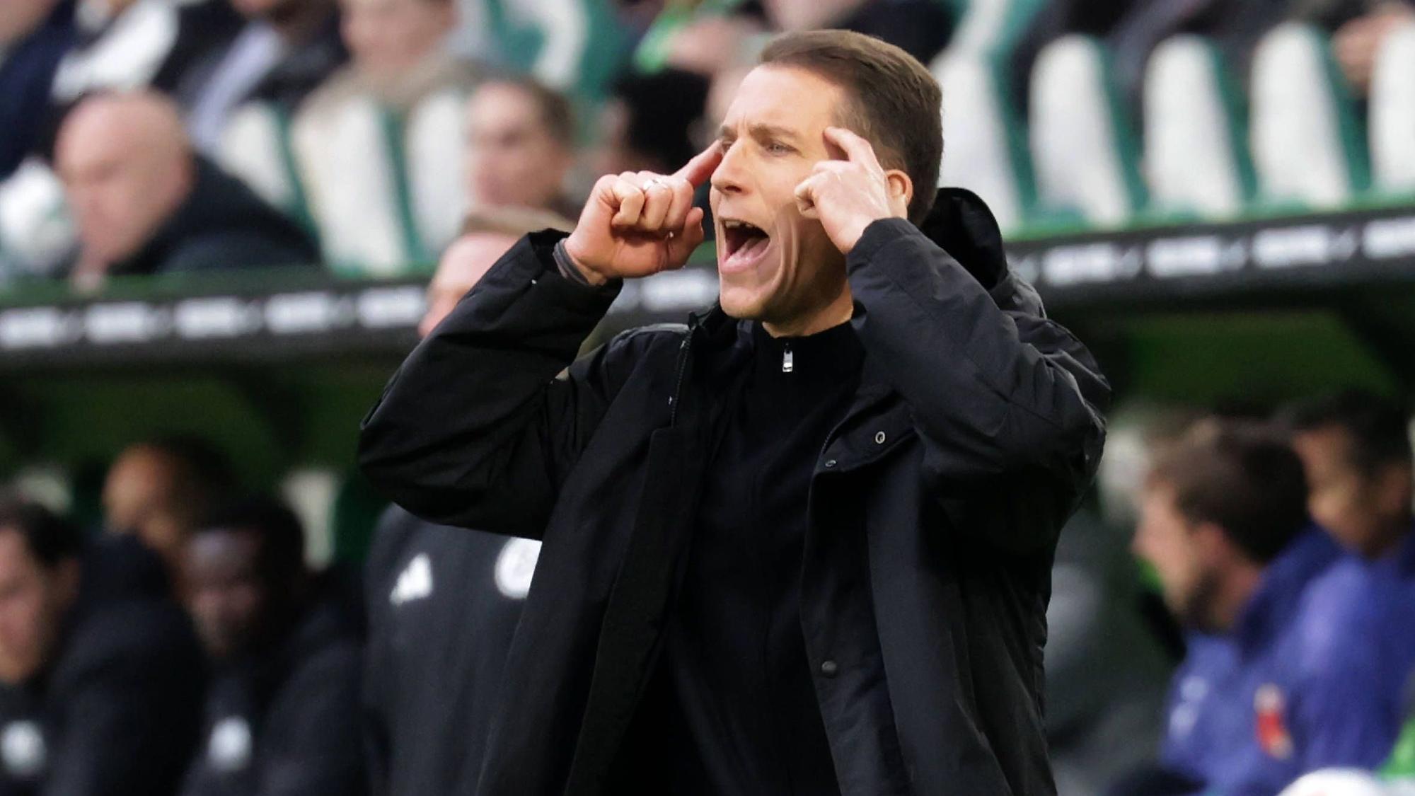 Daniel Bauer gestikuliert bei einem Spiel des VfL Wolfsburg.