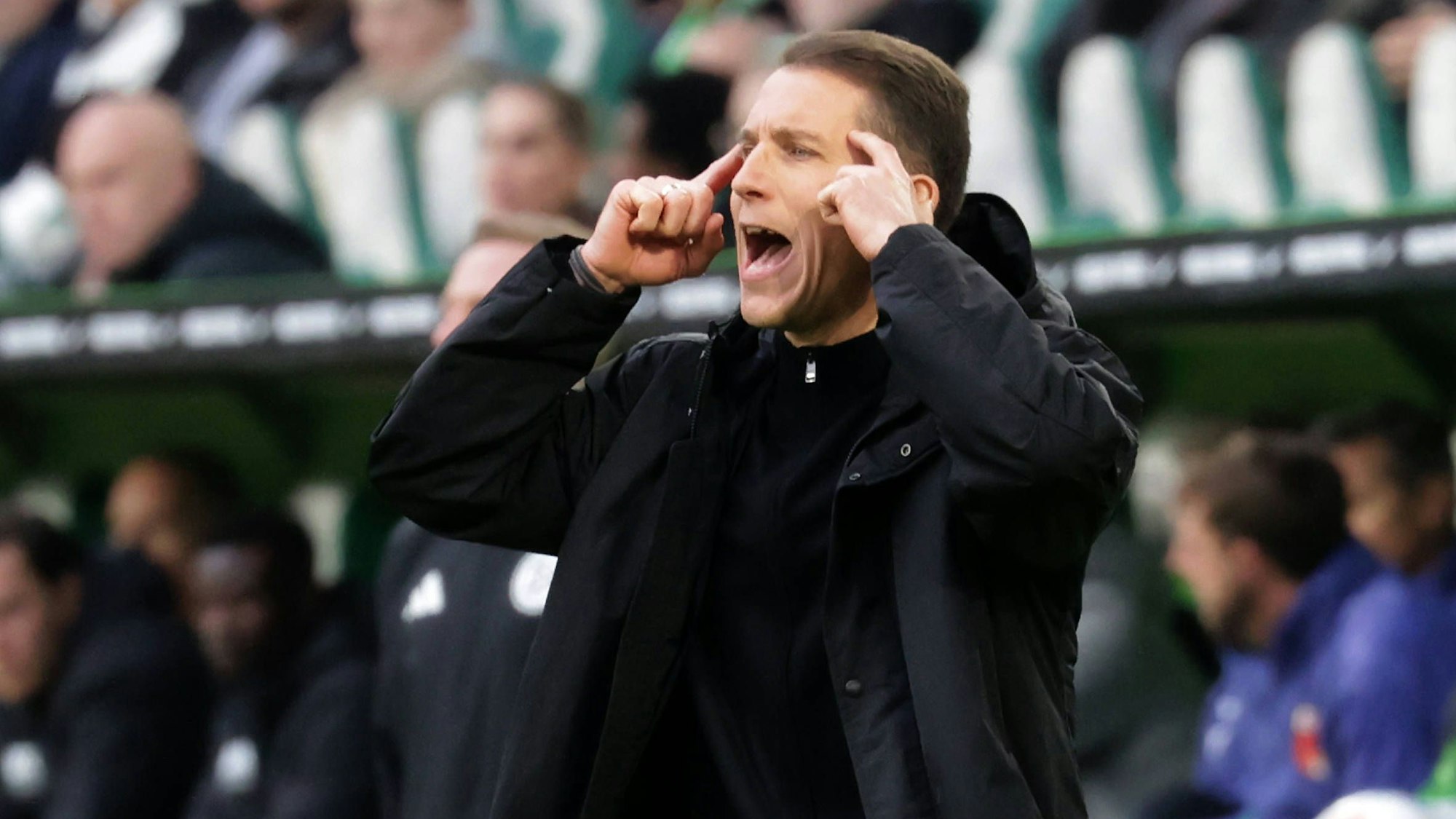 Daniel Bauer gestikuliert bei einem Spiel des VfL Wolfsburg.