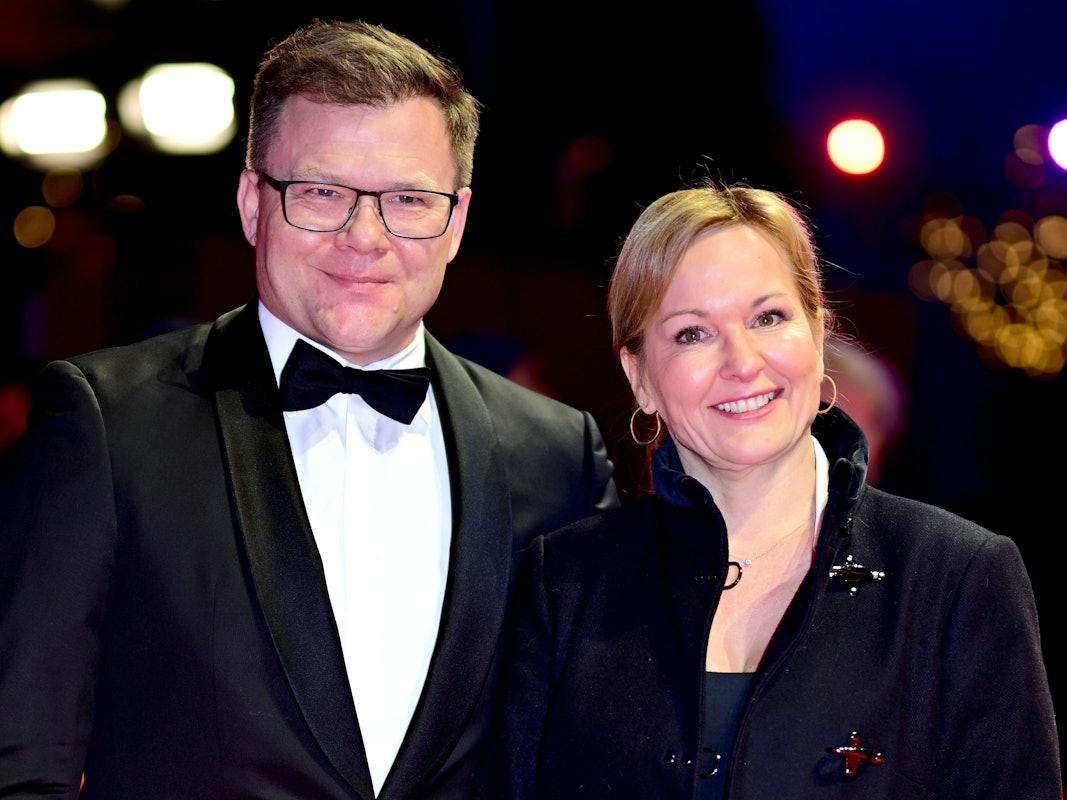Carsten Schneider (l, SPD), Bundesminister für Umwelt, Klimaschutz, Naturschutz und nukleare Sicherheit, und seine Begleitung stehen bei der Ankunft zur Preisverleihung der Berlinale auf dem Roten Teppich vor dem Berlinale Palast.
