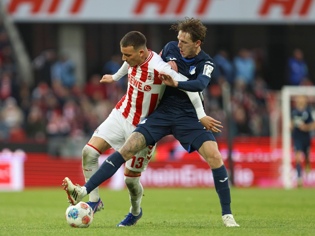 Said El Mala und Wouter Burger kämpfen um den Ball.