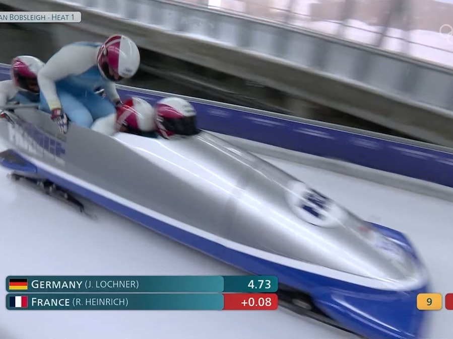 Anschieber Nils Blairon hockt, während seine Kollegen im Bob schon sitzen.