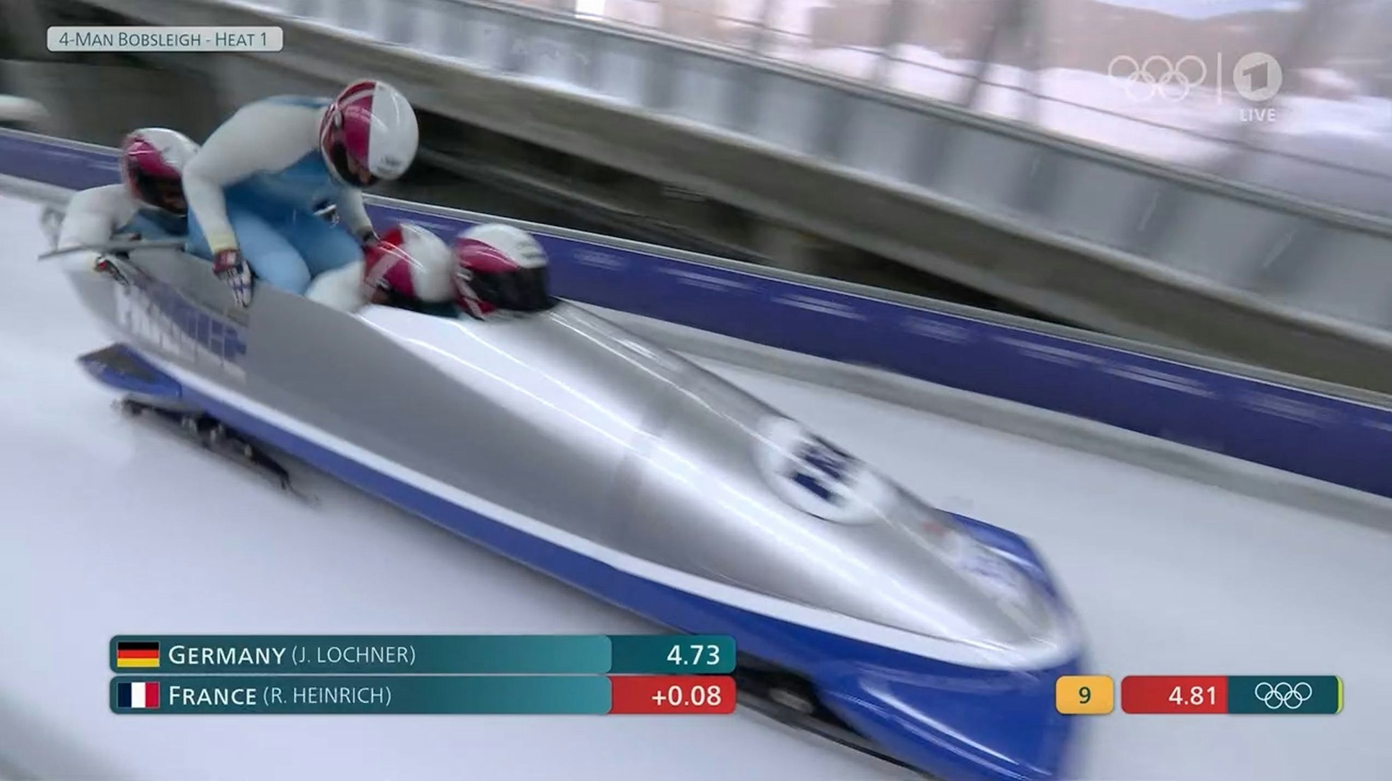 Anschieber Nils Blairon hockt, während seine Kollegen im Bob schon sitzen.