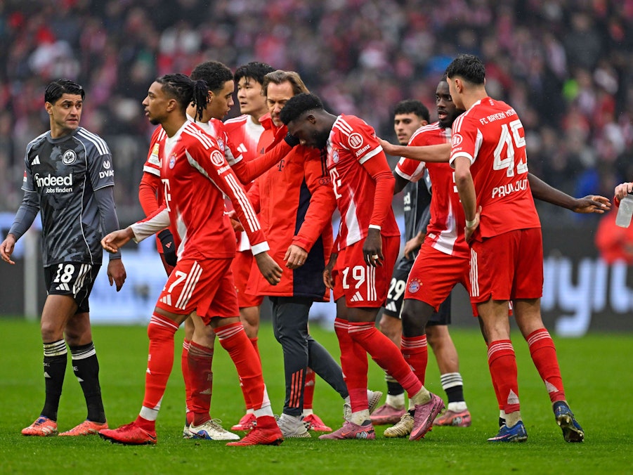 Alphonso Davies und andere Fußballspieler auf dem Feld