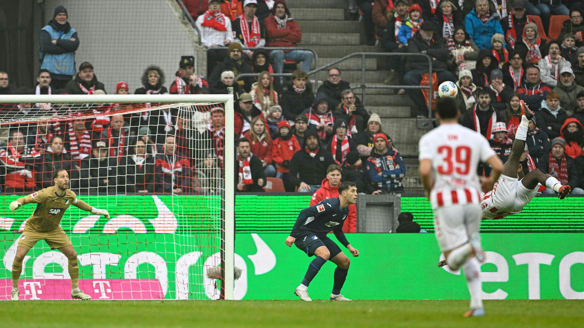 Ragnar Ache trifft per Fallrückzieher.