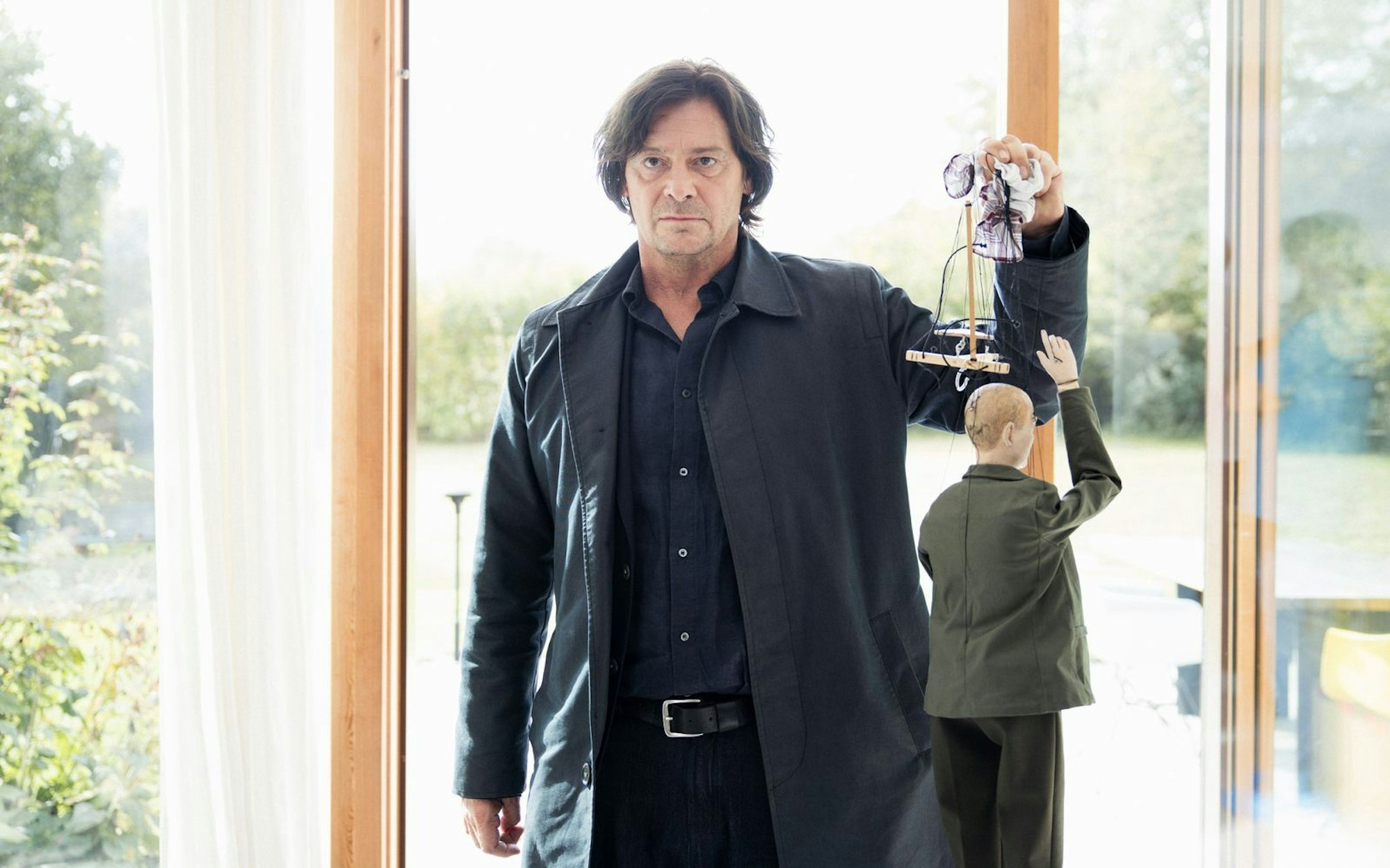 Kurz nachdem der Psychologe Roland Meier entführt wurde, finden dessen Kinder hinter dem Haus eine Marionette, die ihrem Vater nachempfunden wurde. Kriminalpsychologe Thomas Meiberger (Fritz Karl) versucht, durch seine Vorgehensweise mehr über das Denken des Täters herauszufinden. (Bild: ARD Degeto Film/Mona Film/Tivoli Film/Victoria Herbig)