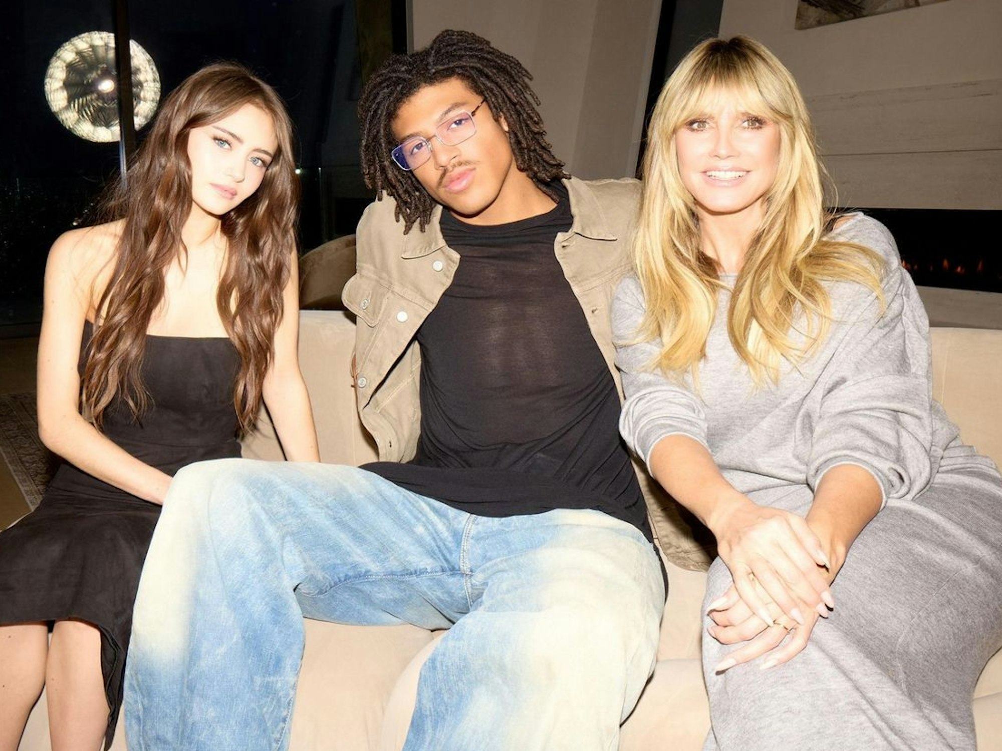 Von links: In der neuen zweiteiligen Doku „On & Off the Catwalk by Heidi Klum“ begleitet ein Team das Modelleben von Leni Klum, Henry Samuel und Mutter Heidi Klum. (Bild: ProSieben / Max Montgomery)