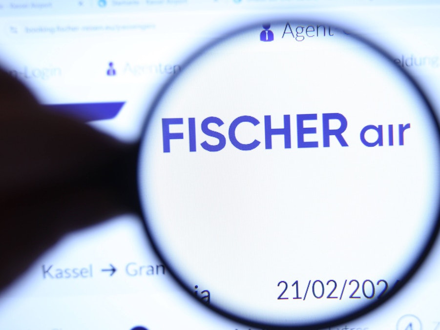 Bildschirm mit „Fischer Air“ durch Lupe betrachtet