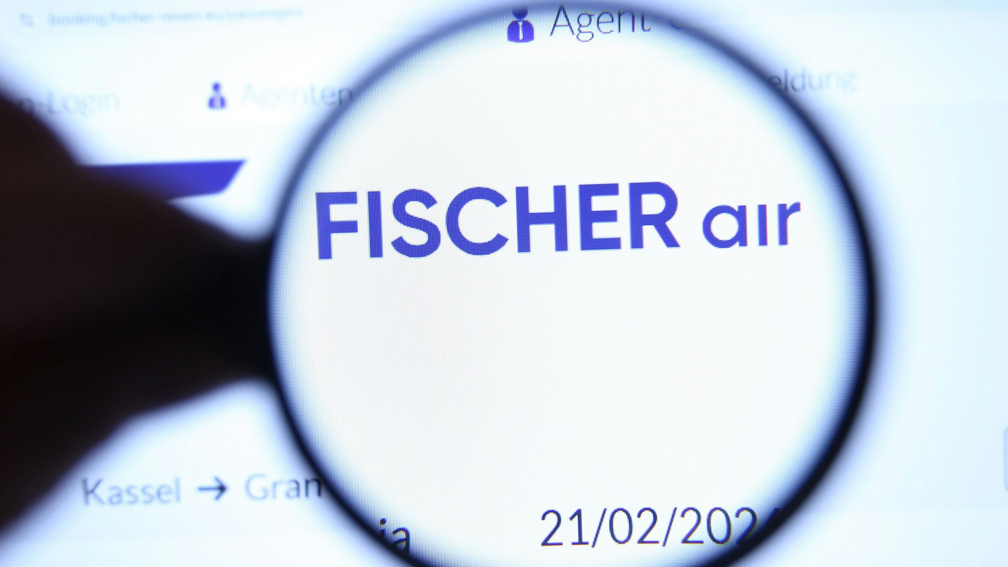 Bildschirm mit „Fischer Air“ durch Lupe betrachtet