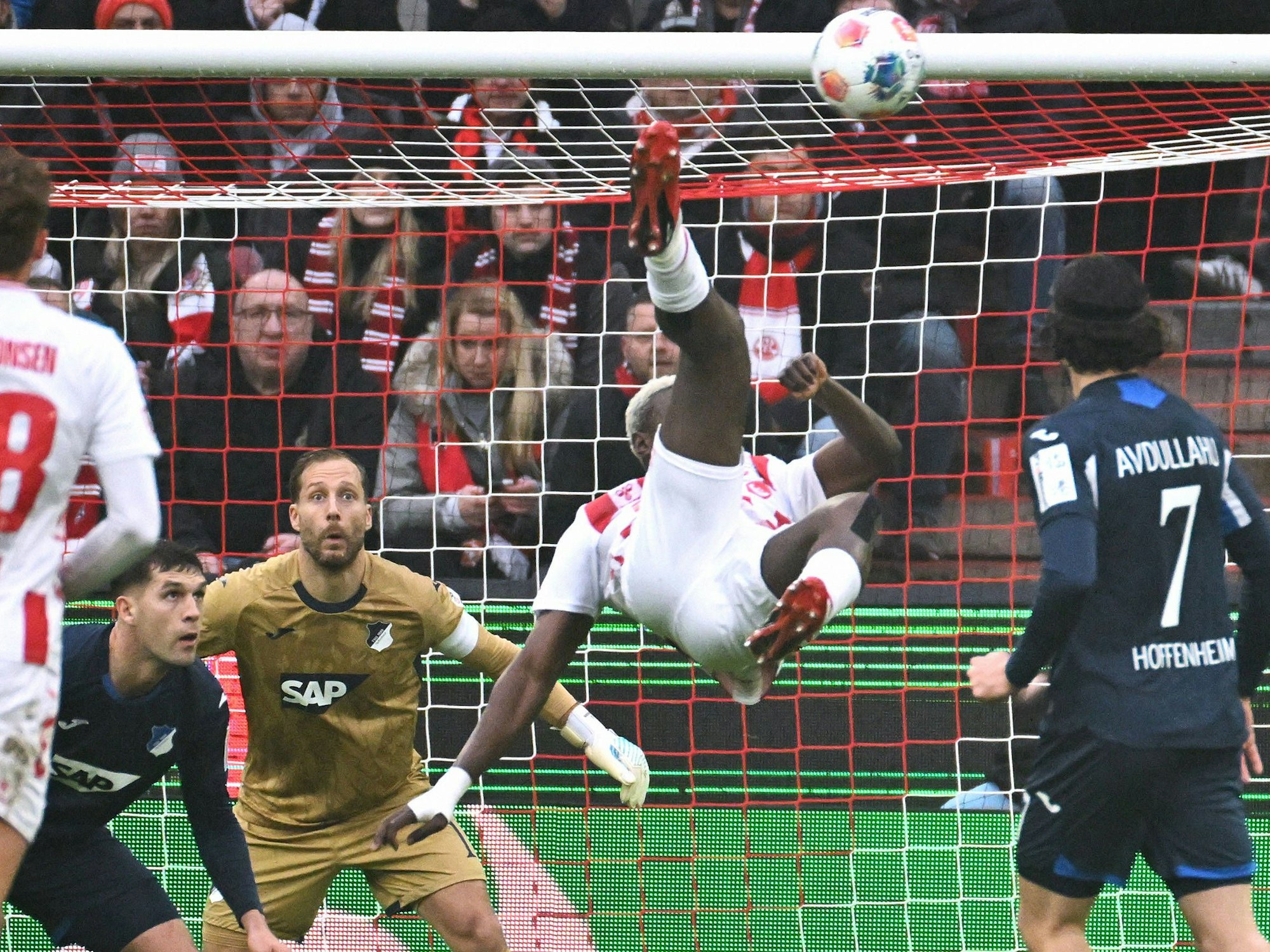 Ragnar Ache trifft per Fallrückzieher.