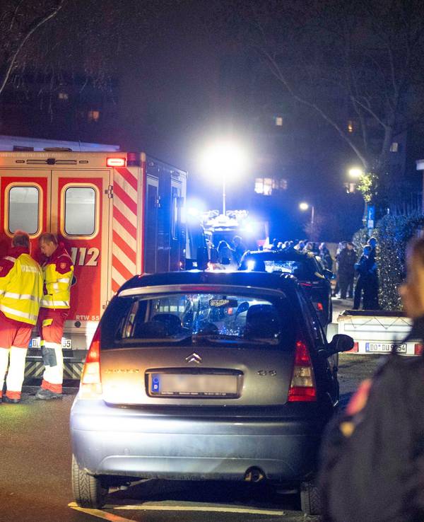 Kräfte von Rettungsdienst und Polizei sind in einer Straße im Einsatz.