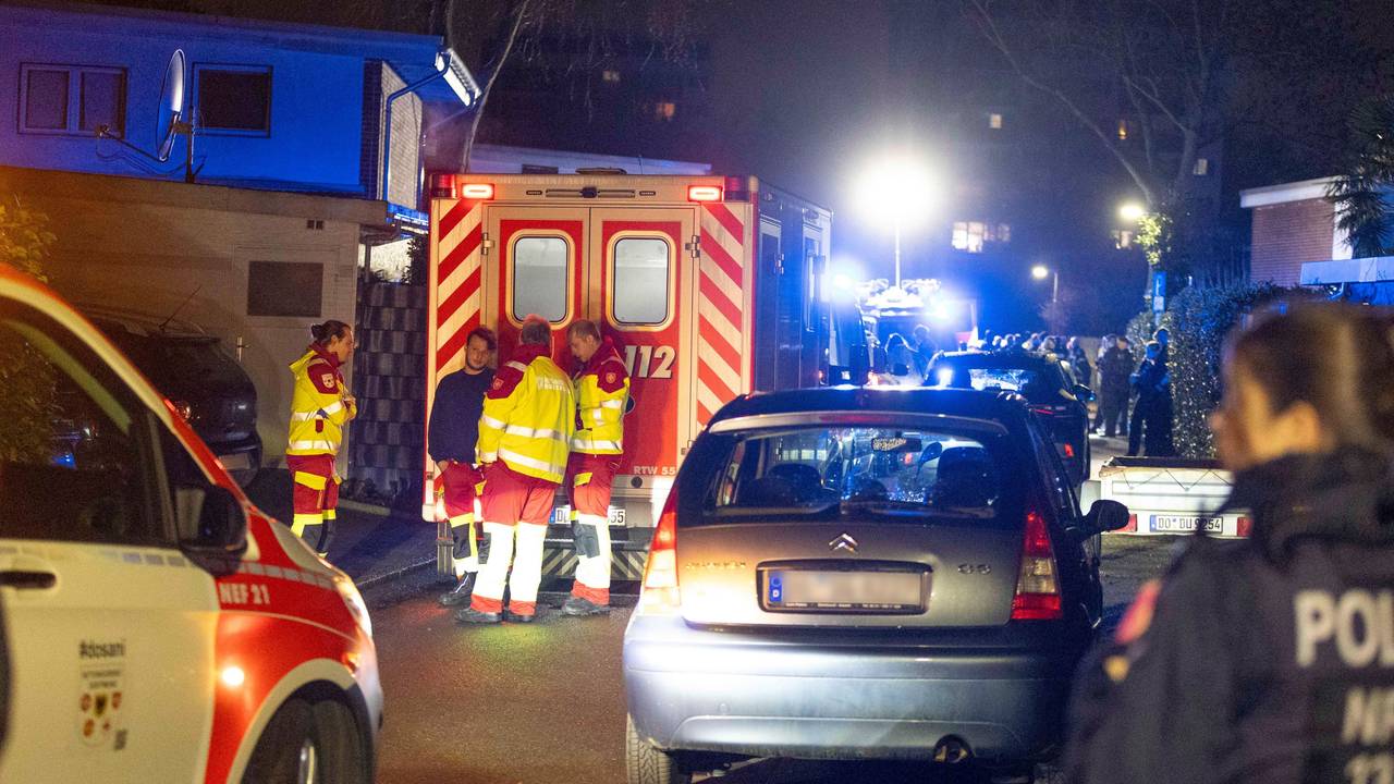 Kräfte von Rettungsdienst und Polizei sind in einer Straße im Einsatz.