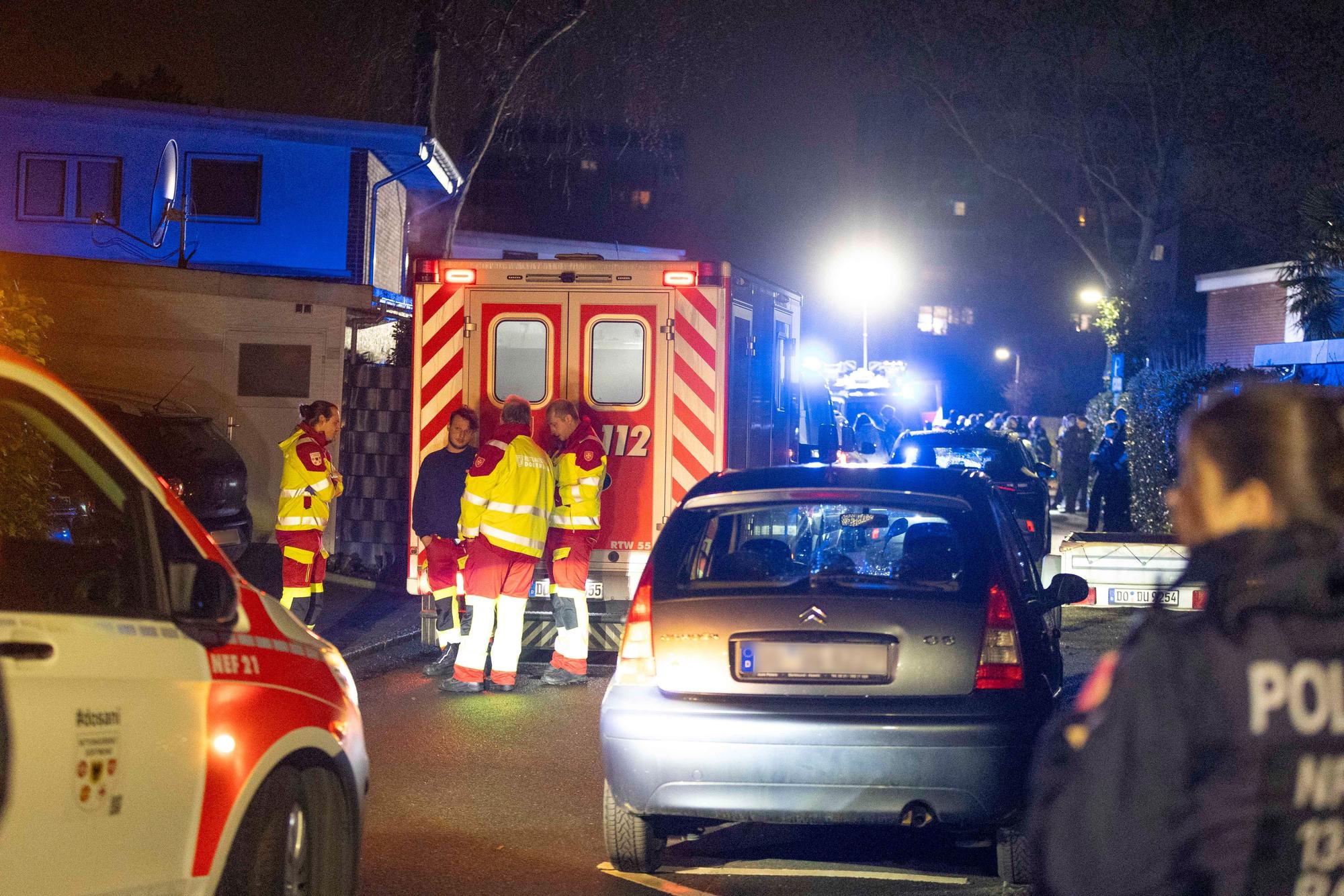 Kräfte von Rettungsdienst und Polizei sind in einer Straße im Einsatz.