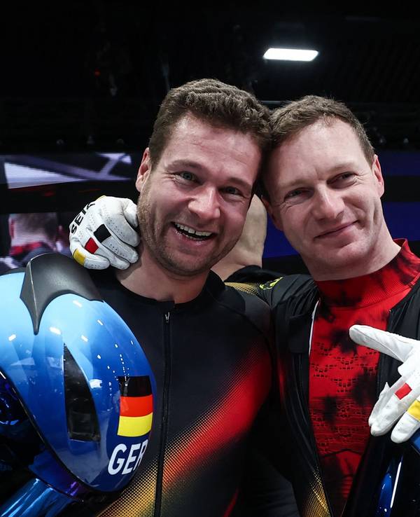 Johannes Lochner und Francesco Friedrich freuen sich im Ziel gemeinsam.