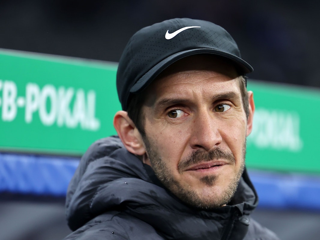 Freiburg-Trainer Julian Schuster vor dem Spiel.