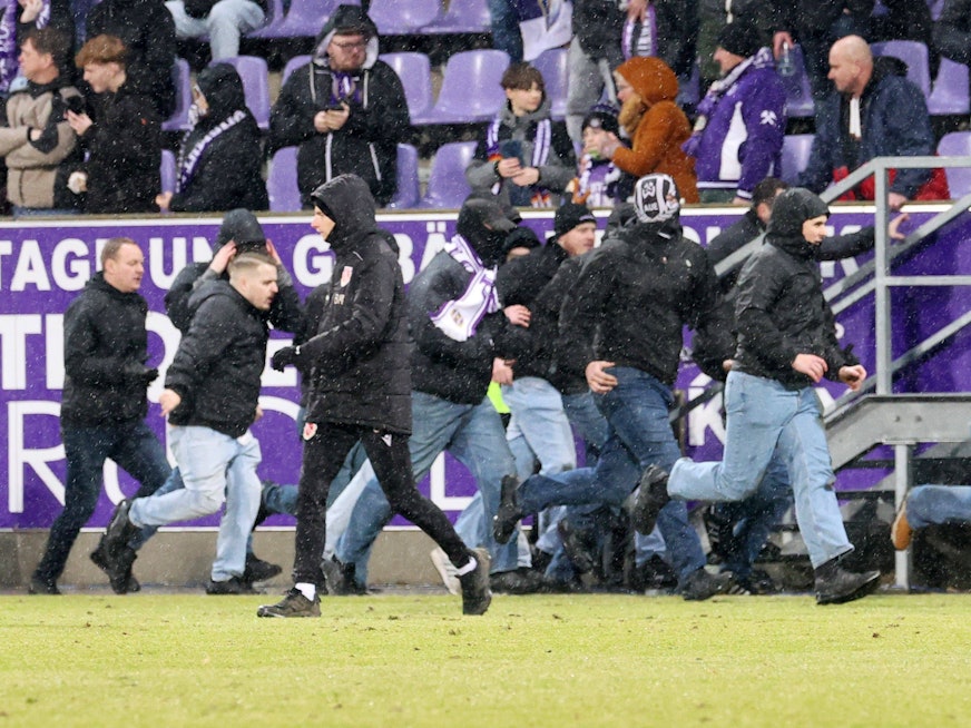 Chaoten stürmten am Sonntagabend während der Partie des FC Erzgebirge Aue gegen Energie Cottbus den Platz.