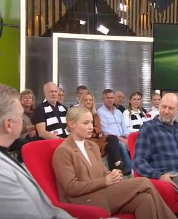 Stefan Effenberg, Lena Cassel, Sven Pistor und Thomas Helmer sitzen im Doppelpass.