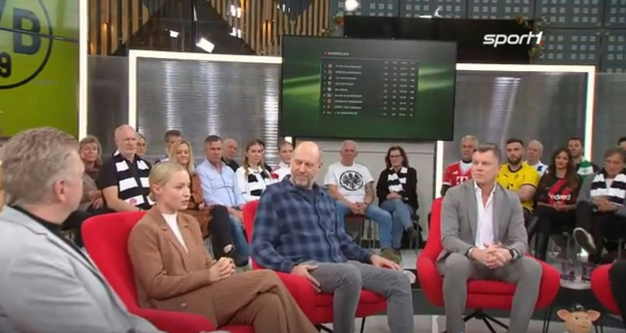 Stefan Effenberg, Lena Cassel, Sven Pistor und Thomas Helmer sitzen im Doppelpass.