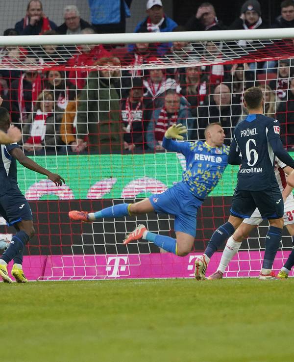 Marvin Schwäbe kommt gegen Andrej Kramaric zu spät.