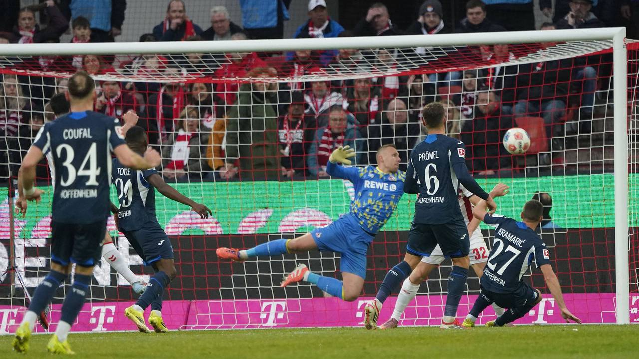 Marvin Schwäbe kommt gegen Andrej Kramaric zu spät.