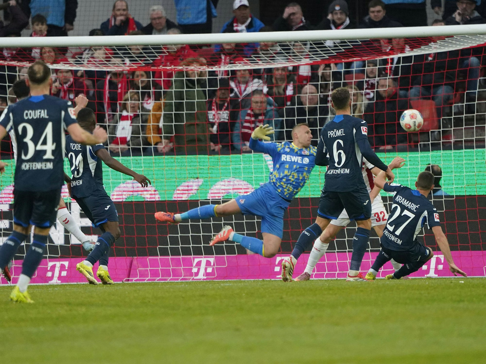 Marvin Schwäbe kommt gegen Andrej Kramaric zu spät.