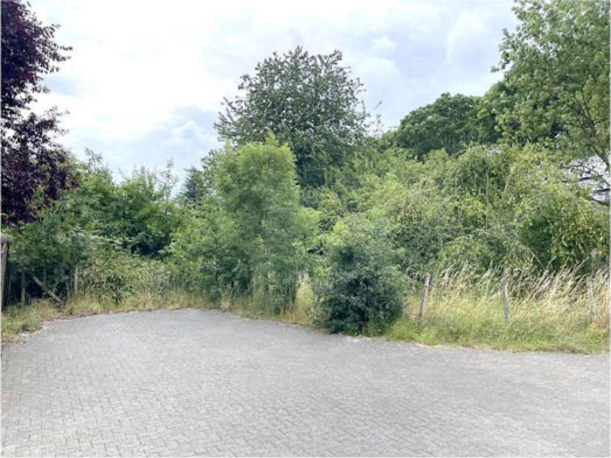 Dieses Grundstück in Köln-Seeberg wird zwangsversteigert.