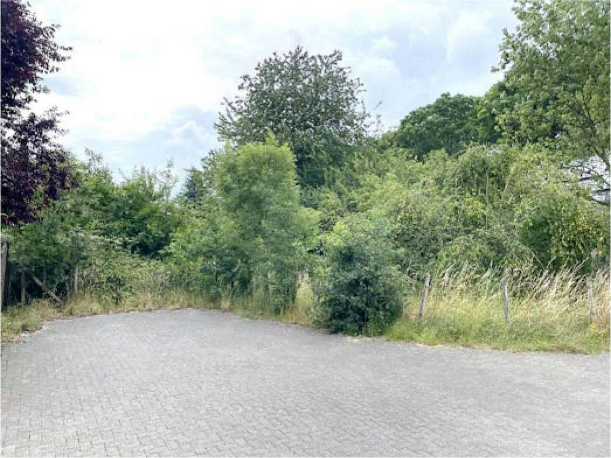 Dieses Grundstück in Köln-Seeberg wird zwangsversteigert.