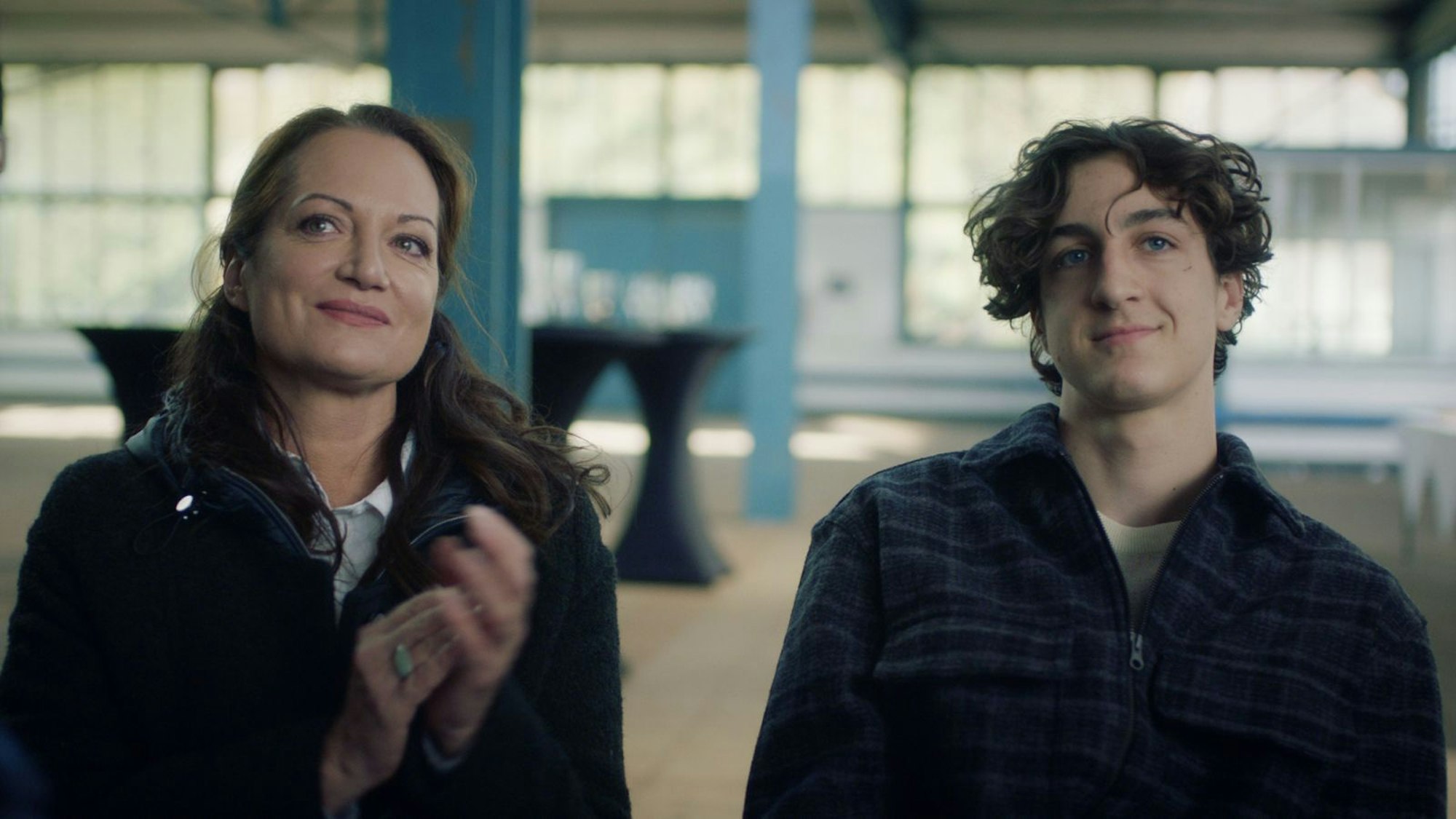 Seit 20 Jahren ein klasse Team, vor wie hinter der Kamera: Natalia Wörner und (Film-) Sohn Jacob Lee Seeliger. (Bild: ZDF / Gunnar Fuß)