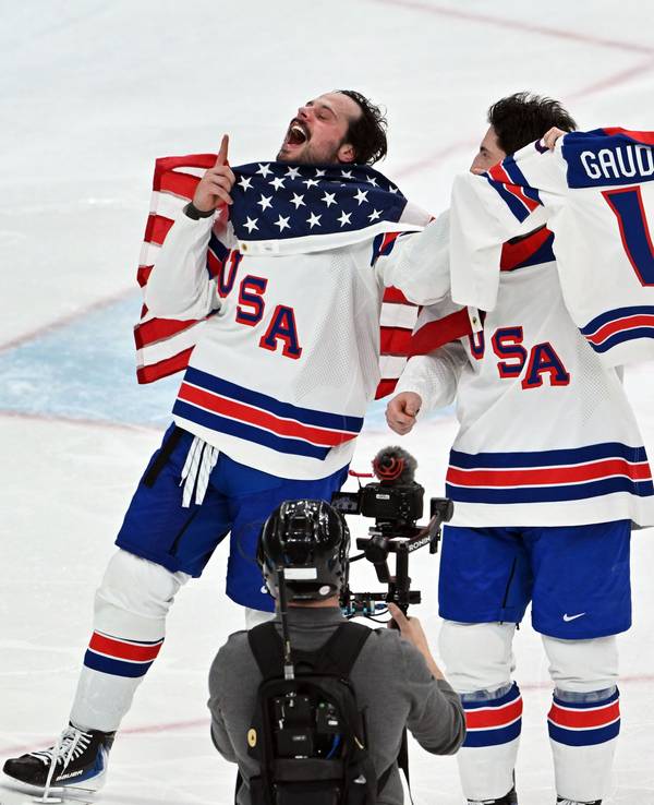 Matthew Tkachuk und Zach Werenski halten das Trikot des verstorbenen Johnny Gaudreau hoch.