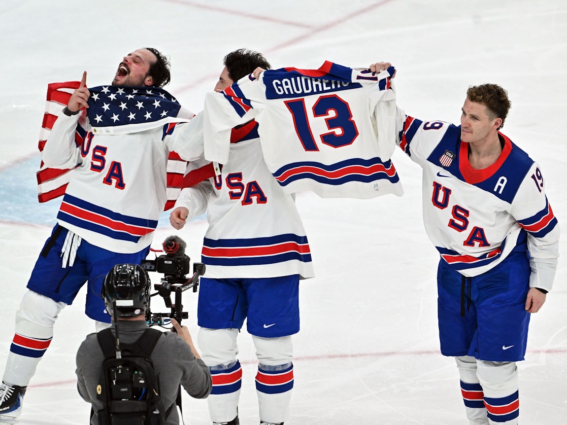Matthew Tkachuk und Zach Werenski halten das Trikot des verstorbenen Johnny Gaudreau hoch.