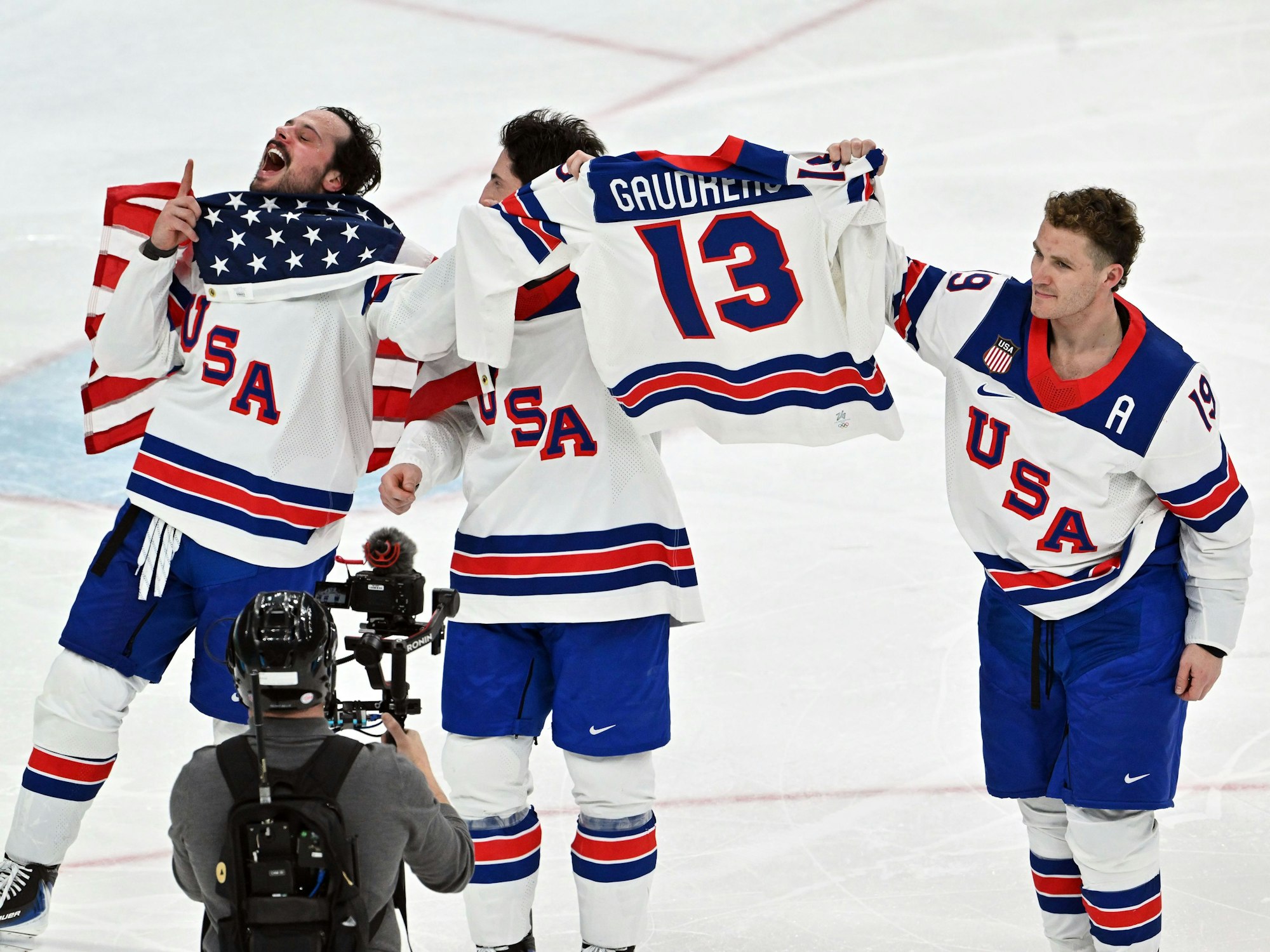 Matthew Tkachuk und Zach Werenski halten das Trikot des verstorbenen Johnny Gaudreau hoch.