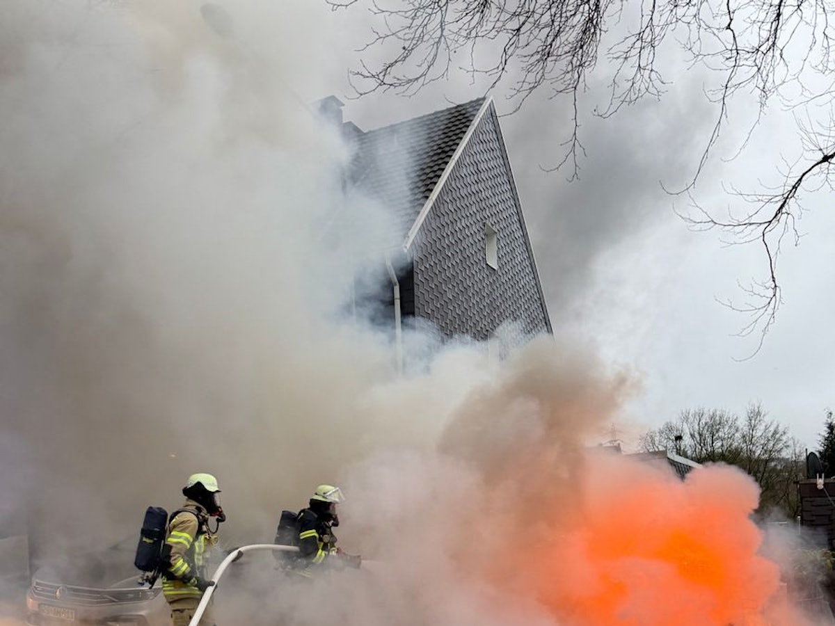 Brennendes Auto in der Lohengrinstraße in Remscheid.
