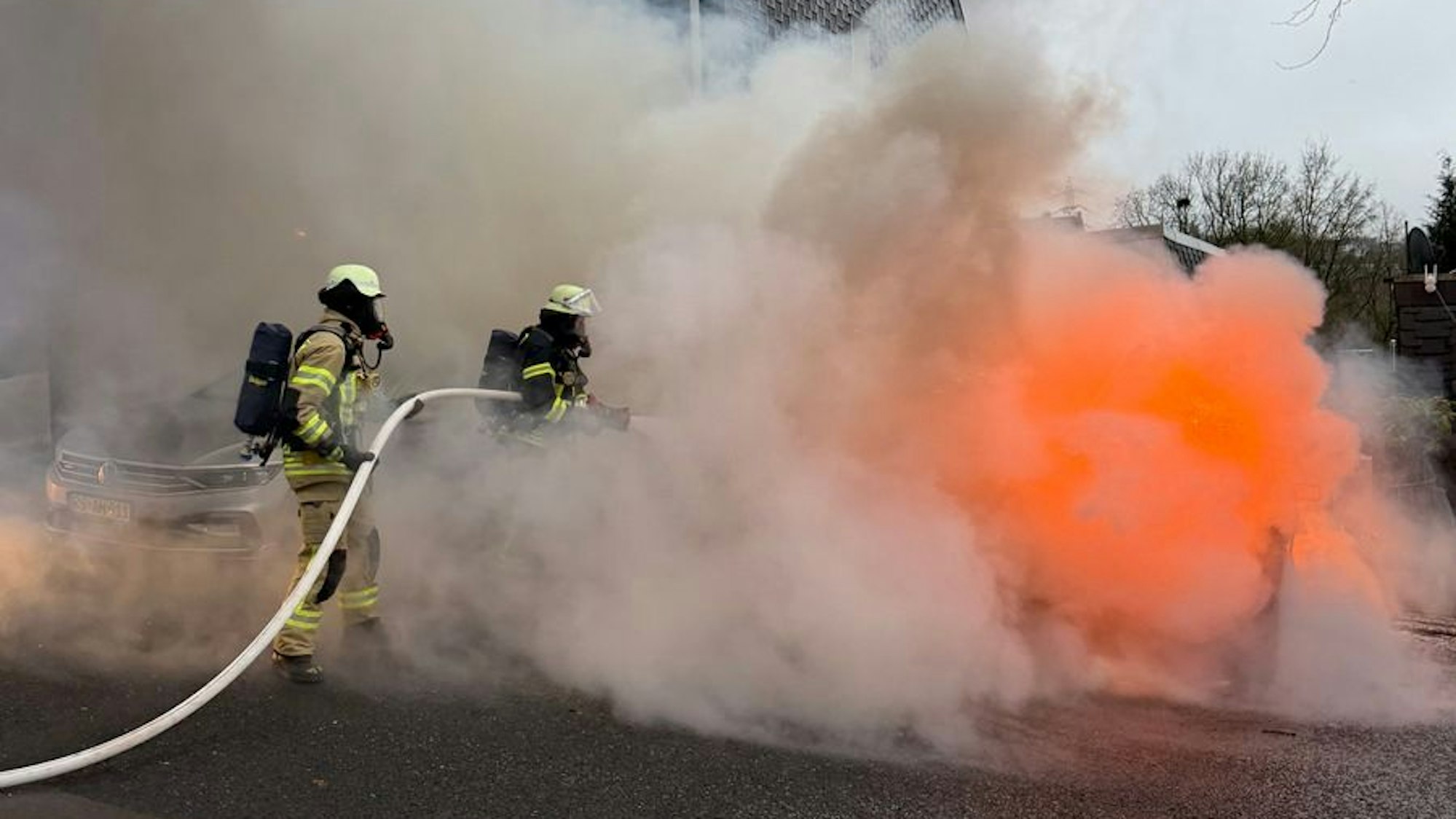 Brennendes Auto in der Lohengrinstraße in Remscheid.