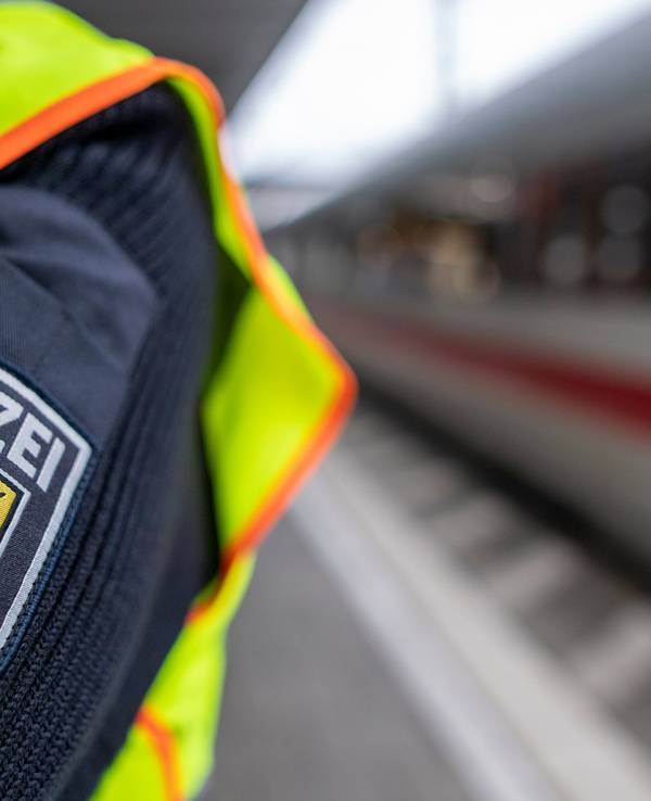 Ein Bundespolizist steht am Hauptbahnhof vor einem ICE.