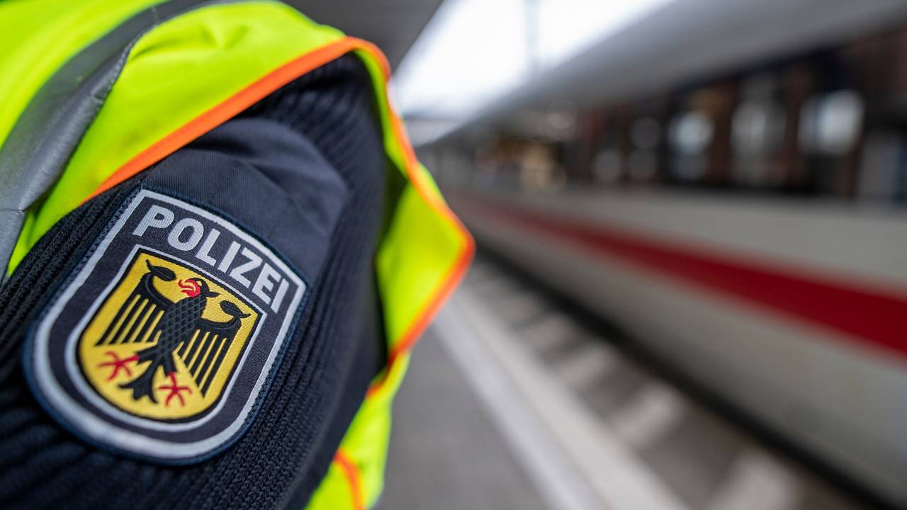 Ein Bundespolizist steht am Hauptbahnhof vor einem ICE.